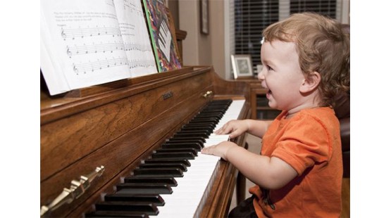 10 lợi ích khi cho trẻ chơi Piano 