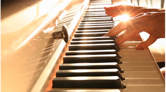 Làm thế nào để định vị ngón tay của mình trong khi chơi Piano?