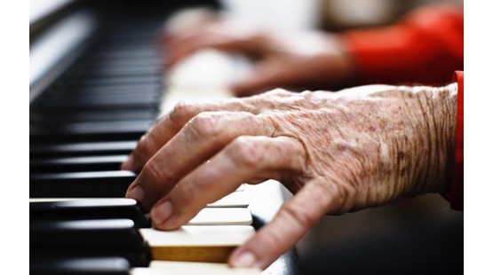 Lời khuyên khi học piano cho người lớn tuổi 