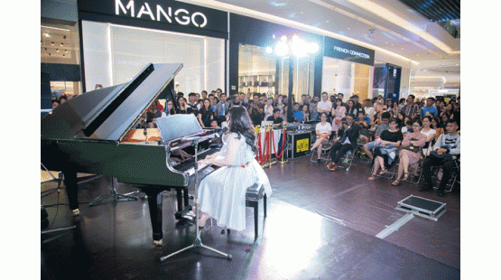 Ca sĩ Thùy Chi đệm hát Piano cực chất tại sự kiện Piano Exhibition 2019