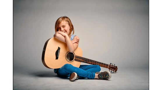 Guitar Acoustic hay Guitar Điện tốt hơn cho trẻ em?