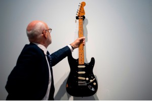 Cây guitar Fender Stratocaster màu đen của David Gilmour