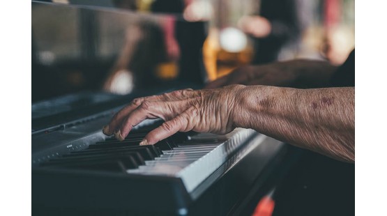 Học piano khi cao tuổi có thể làm giảm chứng sa sút trí tuệ