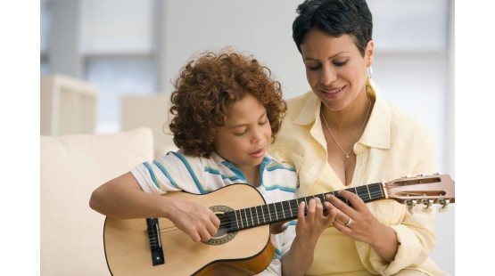 Mẹo khuyến khích trẻ em luyện tập guitar tại nhà