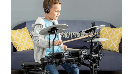 Alesis Debut Kit có mọi thứ mà một đứa trẻ mới bắt đầu chơi trống cần