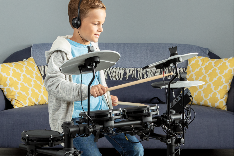 Alesis Debut Kit có mọi thứ mà một đứa trẻ mới bắt đầu chơi trống cần