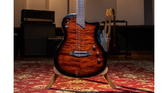 Cordoba Stage: Đánh giá chi tiết về khả năng chống hú và so sánh với guitar silent