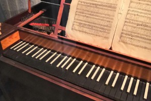Màu sắc bàn phím piano đã thay đổi như thế nào?