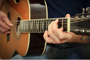 Hướng dẫn cách lên dây đàn guitar chuẩn và nhanh nhất