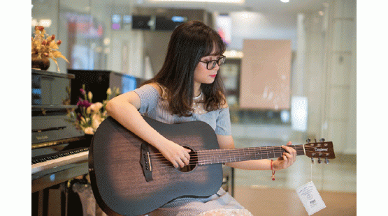 Con gái chơi guitar tay có bị thô xấu không?