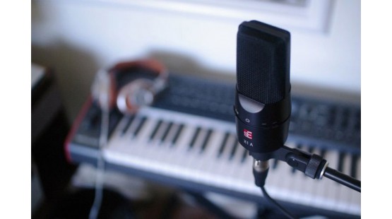 Combo thiết bị âm thanh giá tốt thu vocal và phối sequencers quy mô vừa và nhỏ