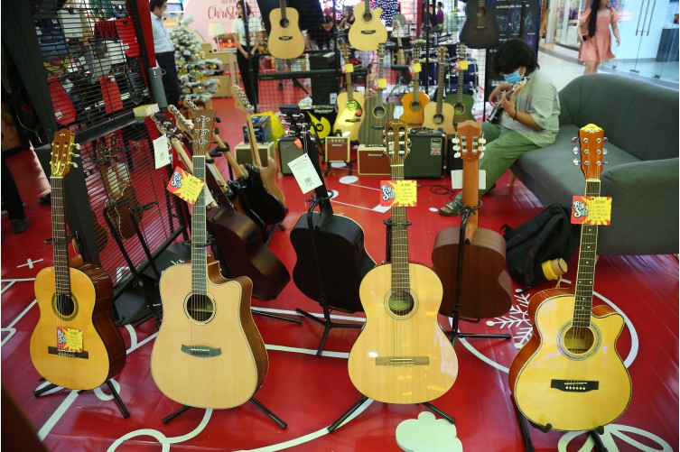 Những cây guitar tại chương trình khuyến mãi Red Season 2022