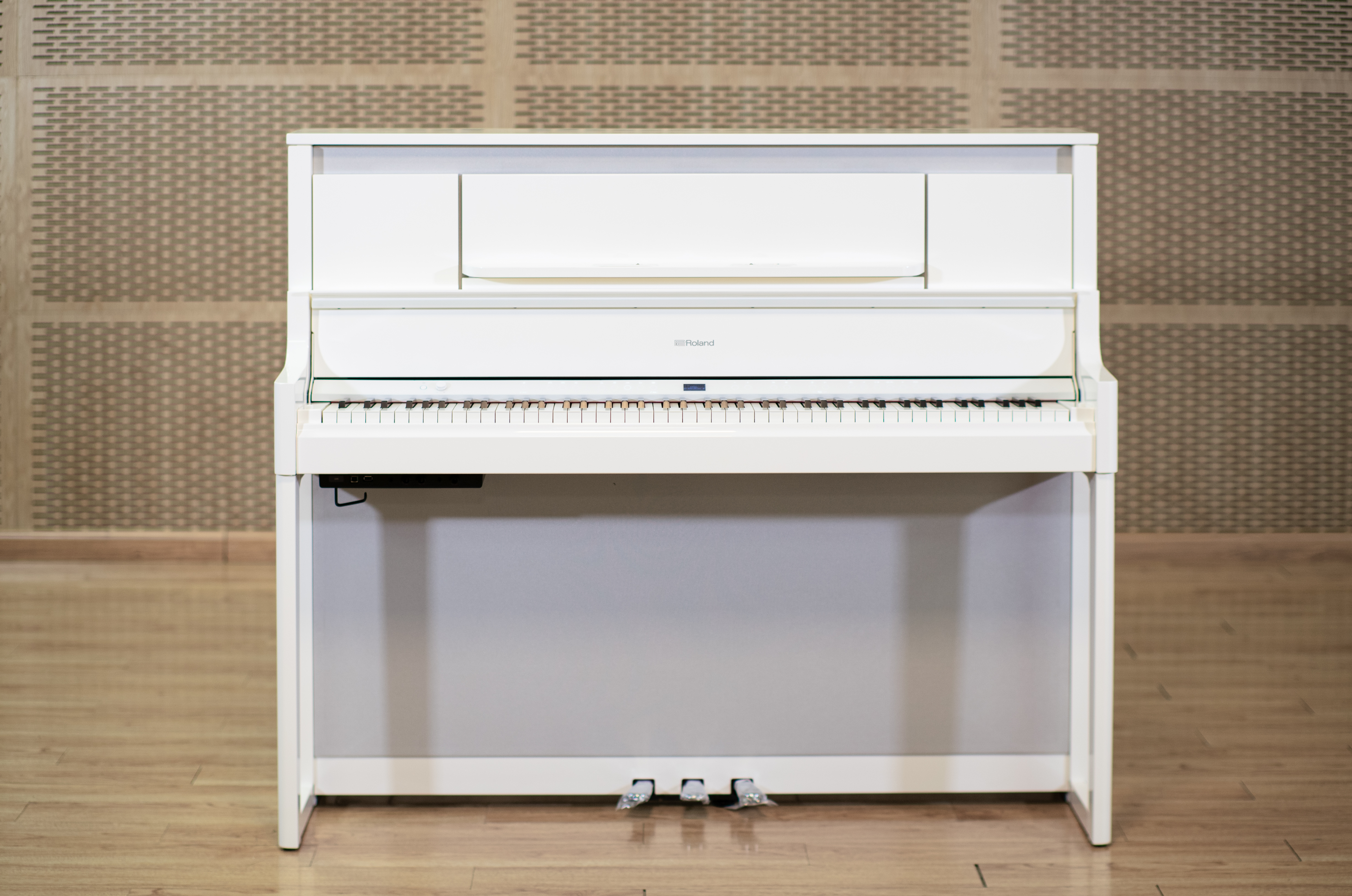 Roland LX-9 là một cây concert grand piano pha lẫn sự hiện đại của công ...