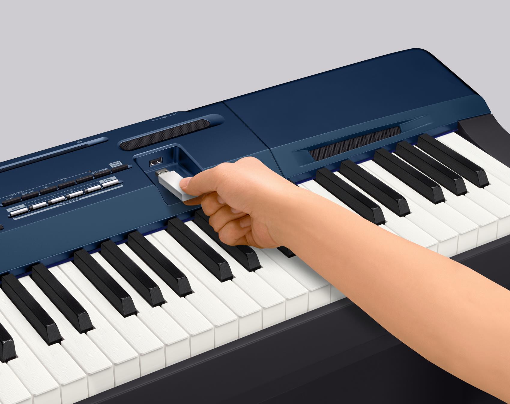 Đàn Piano Casio PX-560M mô phỏng một cách tự nhiên sức biểu cảm phong phú và sự cộng hưởng chưa từng có của một cây acoustic piano.