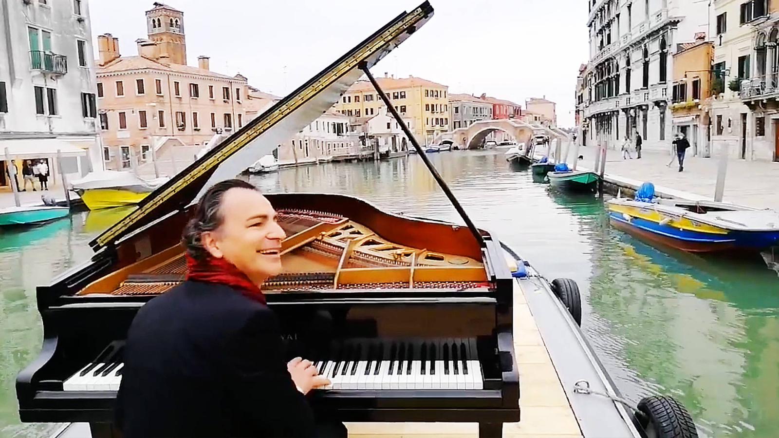 Buổi biểu diễn dương cầm trên kênh Venice của nghệ sĩ người Ý