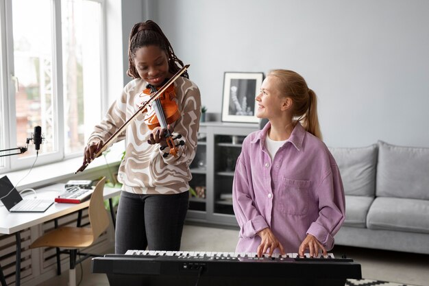 Làm thế nào phụ huynh có thể hỗ trợ trẻ chơi piano?