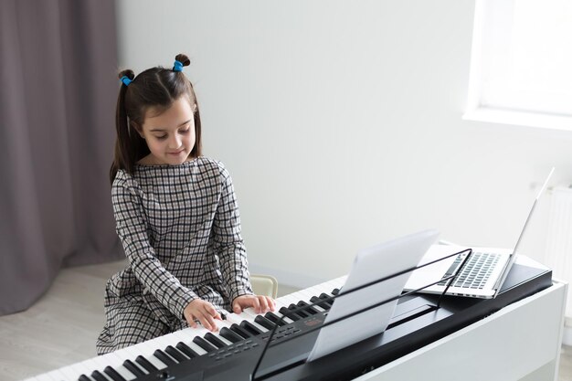 Mua đàn Piano cho bé cần lưu ý những gì?