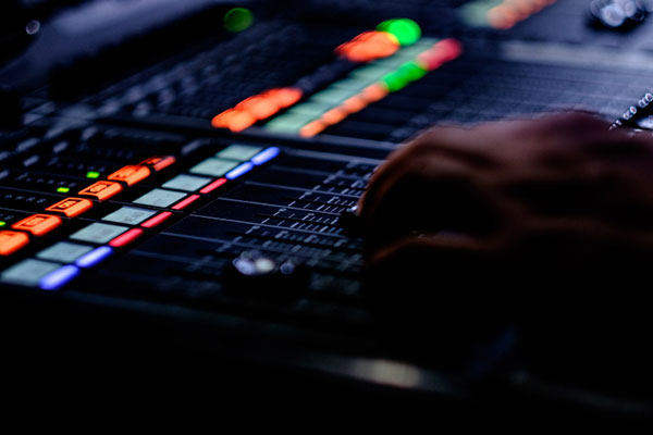 Mixer digital: Hiện đại và chất lượng, mixer digital là công cụ không thể thiếu trong việc phối ghép âm nhạc chuyên nghiệp. Hình ảnh liên quan sẽ giới thiệu đến bạn những tính năng và hiệu suất tuyệt vời của mixer này đấy.