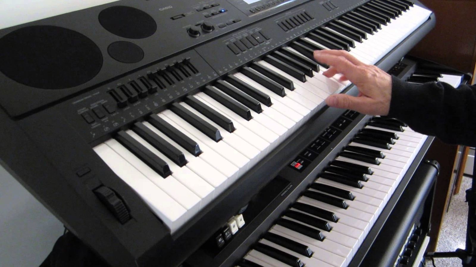 Đặc điểm phân biệt giữa chơi organ, chơi piano, và sự liên quan trong cách chơi của hai nhạc cụ này