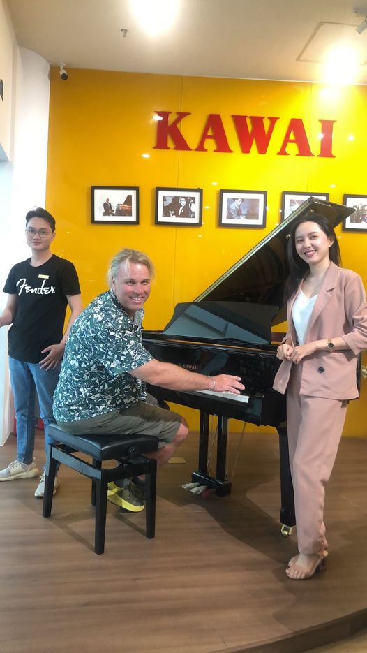 Nghệ sĩ piano quốc tế Silvan Zingg bất ngờ ghé thăm Việt Thương Music