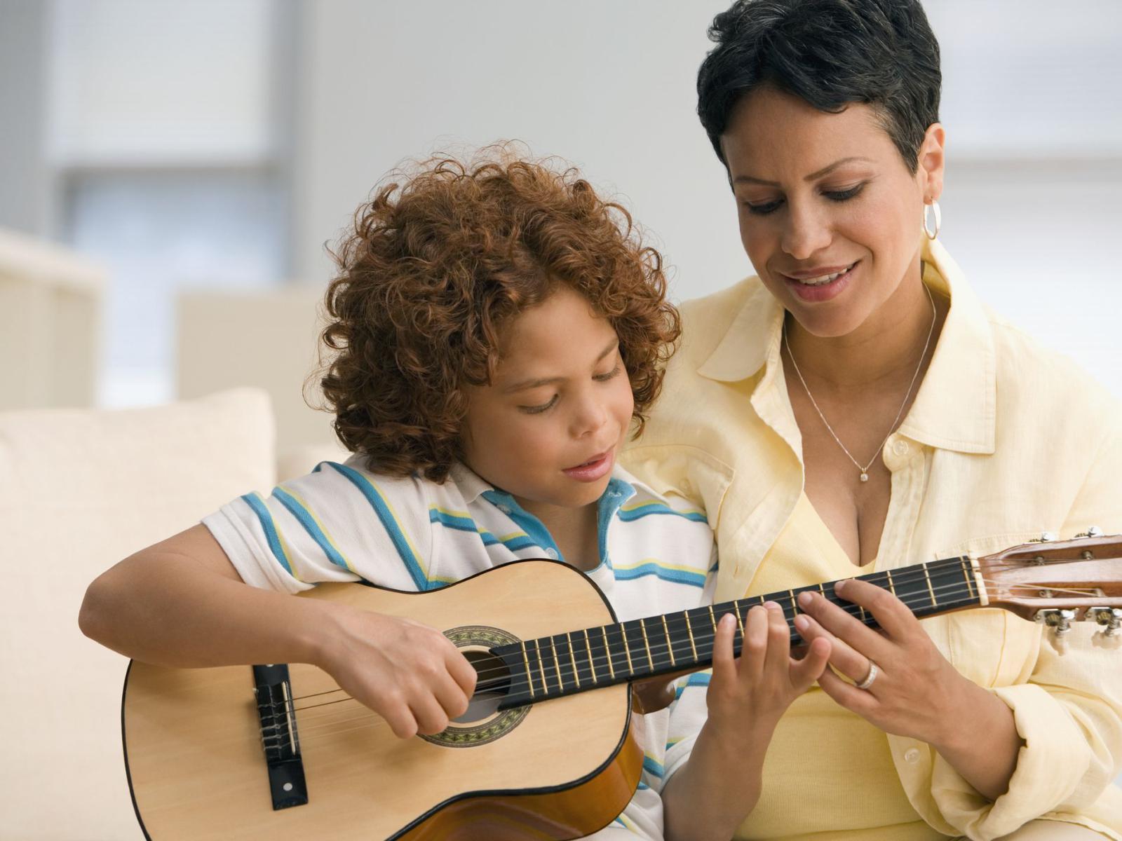 Điều gì tạo nên một cây guitar tốt cho trẻ em?